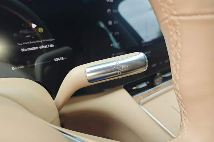 Used Hima AITO M8 2025 Extended-Range Max+ Version 53.4 kWh 6-Seater Edition Gear Lever