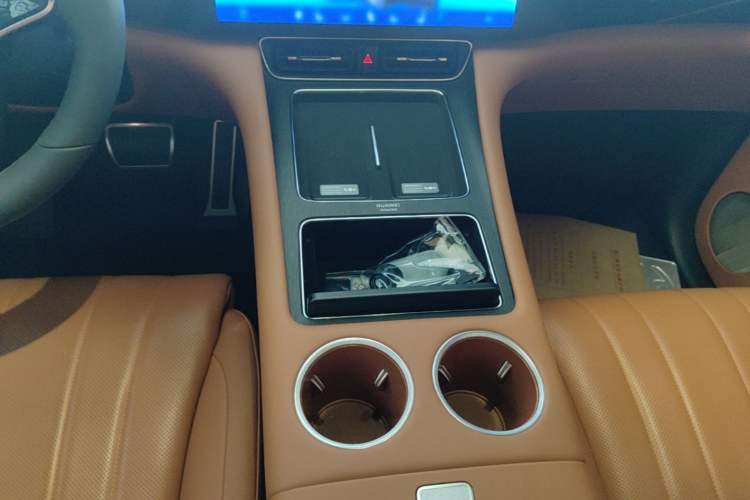 Used Hima AITO M8 2025 Extended-Range Ultra Version 53.4 kWh 5-Seater Edition Gear Lever