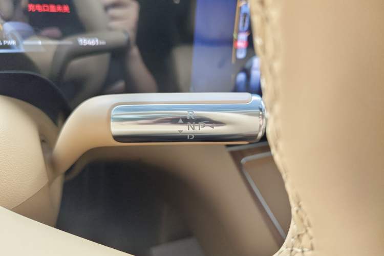 Used Hima AITO M8 2025 Extended-Range Max+ Version 53.4 kWh 5-Seater Edition Gear Lever