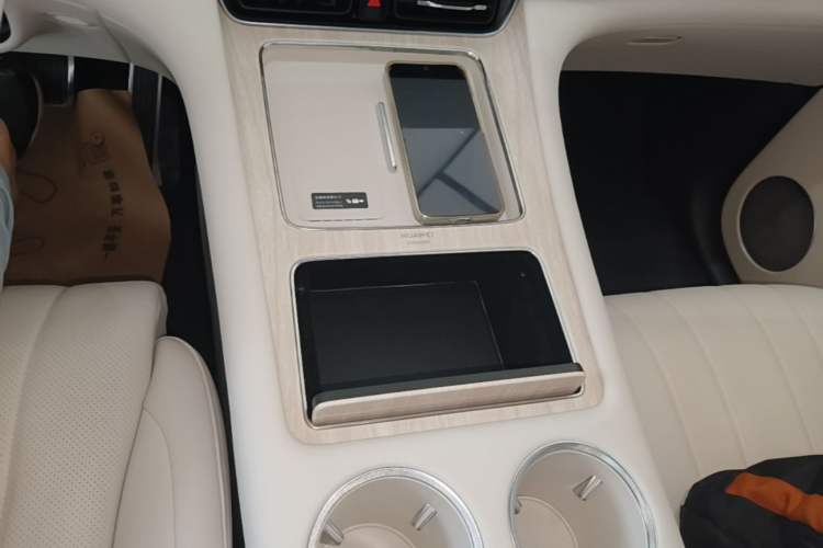 Used Hima AITO M8 2025 Extended-Range Max+ Version 53.4 kWh 6-Seater Edition Gear Lever