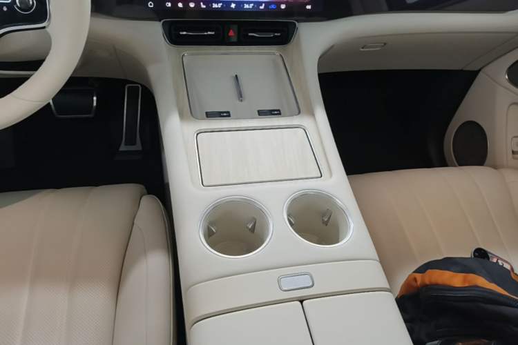 Used Hima AITO M8 2025 Extended-Range Max+ Version 53.4 kWh 6-Seater Edition Gear Lever