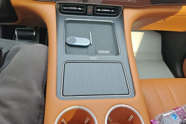 Used Hima AITO M8 2025 Extended-Range Max+ Version 53.4 kWh 6-Seater Edition Gear Lever