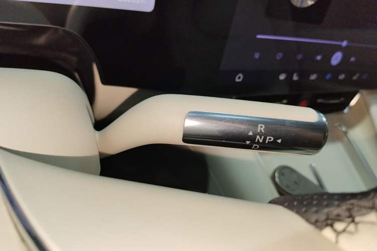 Used Hima AITO M8 2025 Extended-Range Max+ Version 53.4 kWh 5-Seater Edition Gear Lever