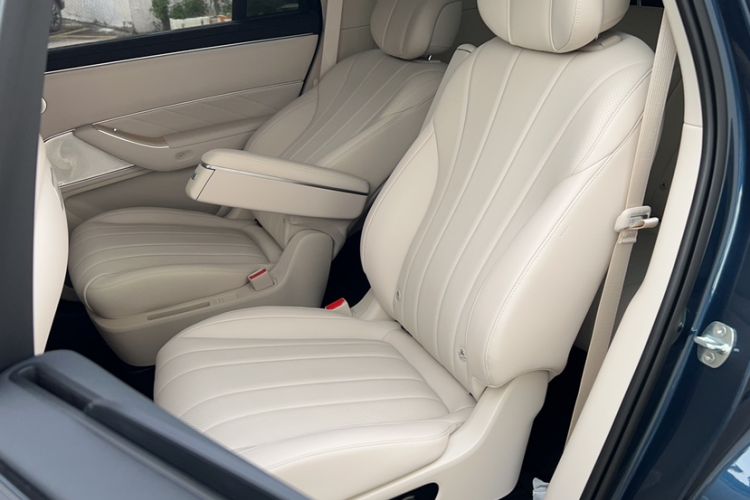 Used Hima AITO M8 2025 Extended-Range Max Version 37 kWh 6-Seater Interior 1