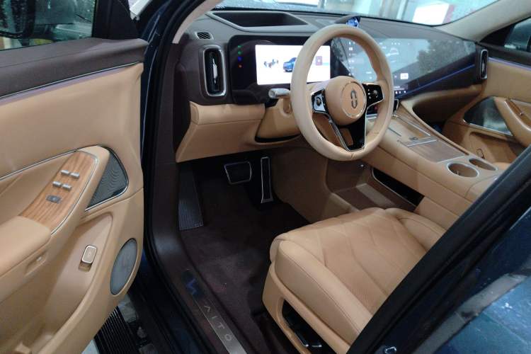 Used Hima AITO M8 2025 Extended-Range Max+ Version 53.4 kWh 6-Seater Edition Interior 3