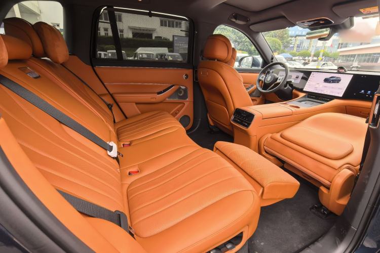 Used Hima AITO M8 2025 Extended-Range Max+ Version 53.4 kWh 5-Seater Edition Interior 8