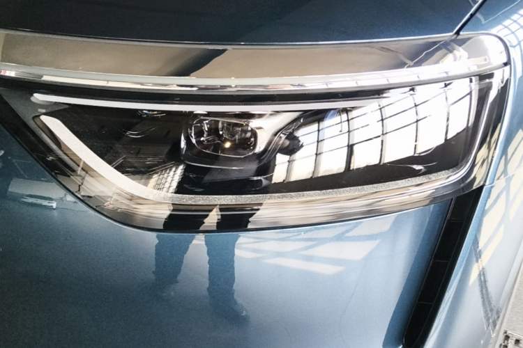 Used Hima AITO M8 2025 Extended-Range Max Version 37 kWh 5-Seater Left Front Headlight
