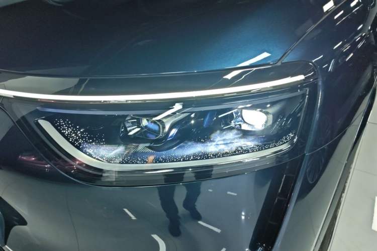 Used Hima AITO M8 2025 Extended-Range Ultra Version 53.4 kWh 6-Seater Edition Left Front Headlight