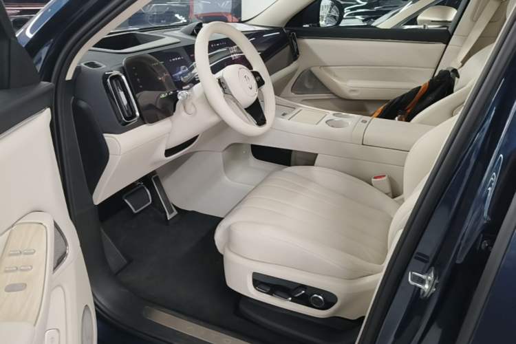 Used Hima AITO M8 2025 Extended-Range Max+ Version 53.4 kWh 6-Seater Edition Left Front Seat