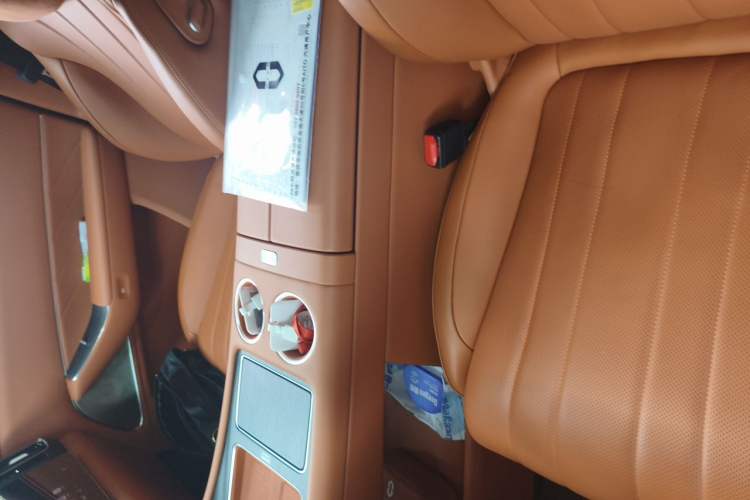 Used Hima AITO M8 2025 Extended-Range Max+ Version 53.4 kWh 6-Seater Edition Left Front Seat