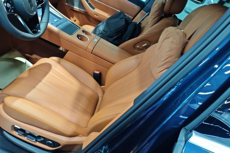Used Hima AITO M8 2025 Extended-Range Max+ Version 53.4 kWh 6-Seater Edition Left Front Seat