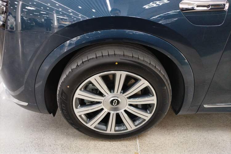 Used Hima AITO M8 2025 Model Pure Electric Max+ Five-Seat Long-Range Version Left Front Wheel Hub