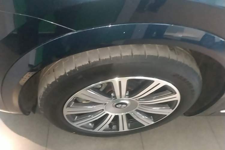 Used Hima AITO M8 2025 Extended-Range Max+ Version 53.4 kWh 5-Seater Edition Left Front Wheel Hub