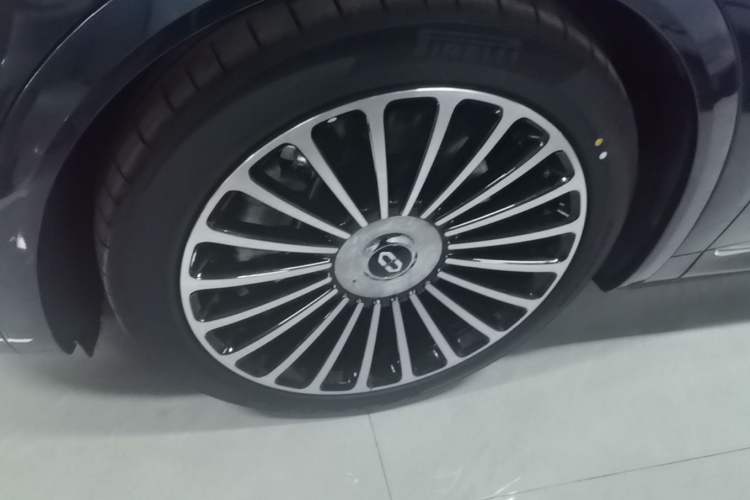 Used Hima AITO M8 2025 Extended-Range Ultra Version 53.4 kWh 5-Seater Edition Left Front Wheel Hub