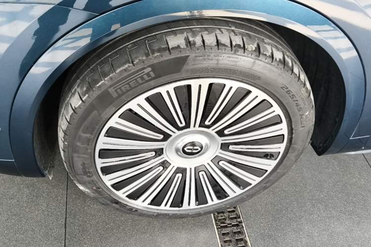 Used Hima AITO M8 2025 Extended-Range Max Version 37 kWh 5-Seater Left Front Wheel Hub