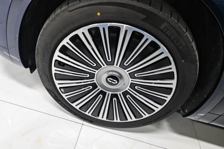 Used Hima AITO M8 2025 Extended-Range Ultra Version 53.4 kWh 6-Seater Edition Left Front Wheel Hub