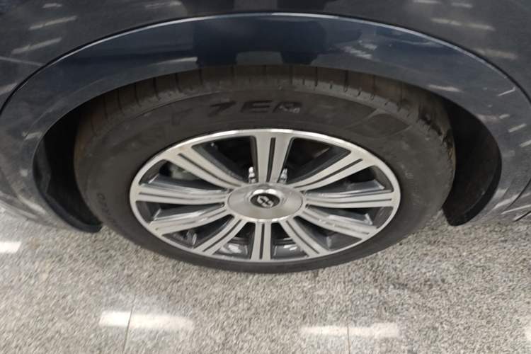 Used Hima AITO M8 2025 Extended-Range Ultra Version 53.4 kWh 6-Seater Edition Left Front Wheel Hub