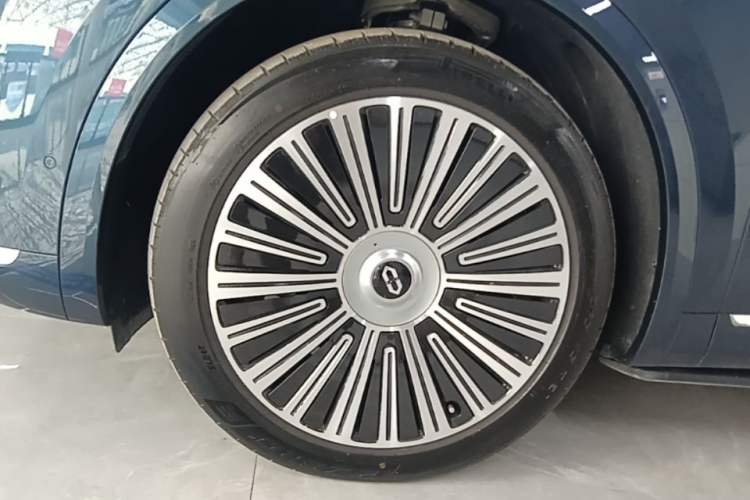 Used Hima AITO M8 2025 Extended-Range Ultra Version 53.4 kWh 6-Seater Edition Left Front Wheel Hub
