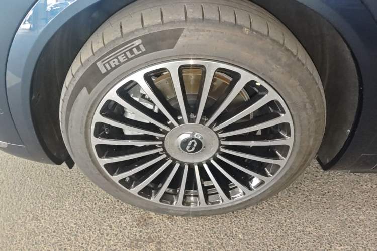Used Hima AITO M8 2025 Extended-Range Ultra Version 53.4 kWh 5-Seater Edition Left Front Wheel Hub