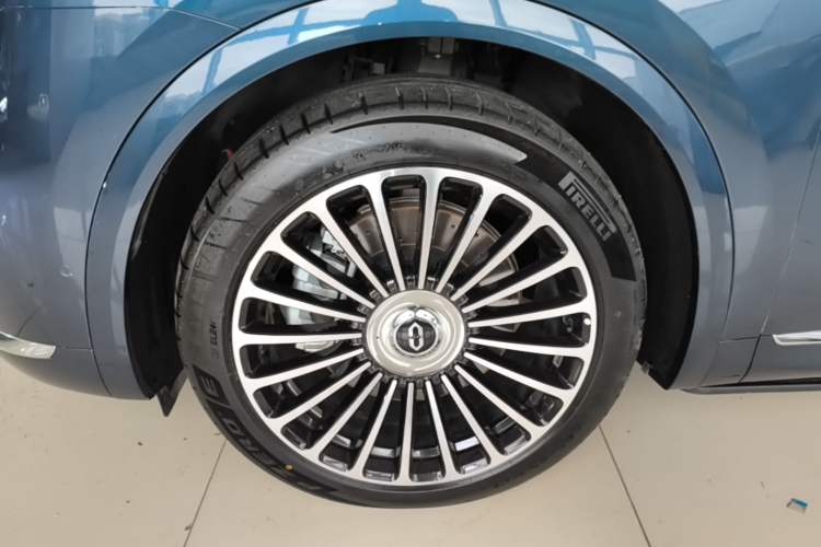 Used Hima AITO M8 2025 Extended-Range Ultra Version 53.4 kWh 5-Seater Edition Left Front Wheel Hub