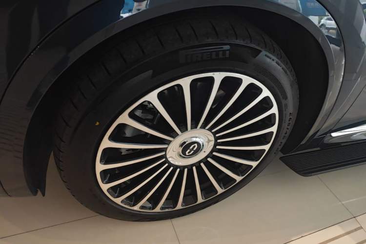 Used Hima AITO M8 2025 Extended-Range Ultra Version 53.4 kWh 5-Seater Edition Left Front Wheel Hub