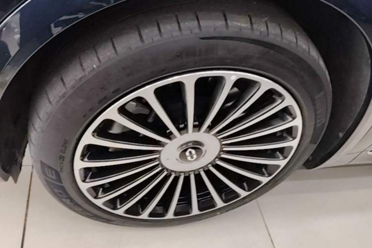 Used Hima AITO M8 2025 Extended-Range Ultra Version 53.4 kWh 5-Seater Edition Left Front Wheel Hub