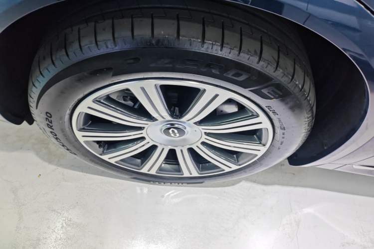 Used Hima AITO M8 2025 Extended-Range Max+ Version 53.4 kWh 6-Seater Edition Left Front Wheel Hub