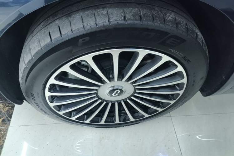 Used Hima AITO M8 2025 Extended-Range Ultra Version 53.4 kWh 5-Seater Edition Left Front Wheel Hub