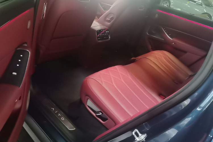 Used Hima AITO M8 2025 Extended-Range Ultra Version 53.4 kWh 5-Seater Edition Left Rear Seat