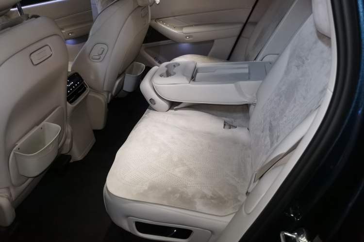 Used Hima AITO M8 2025 Extended-Range Max+ Version 53.4 kWh 5-Seater Edition Left Rear Seat