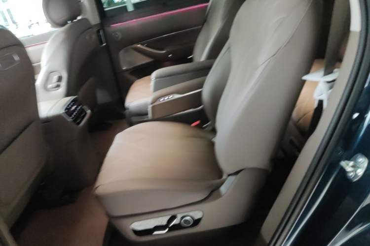 Used Hima AITO M8 2025 Extended-Range Ultra Version 53.4 kWh 6-Seater Edition Left Rear Seat