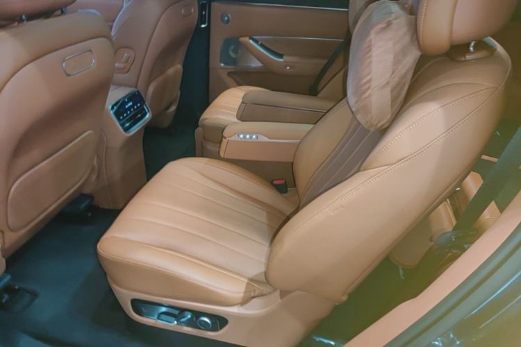 Used Hima AITO M8 2025 Extended-Range Max+ Version 53.4 kWh 6-Seater Edition Left Rear Seat