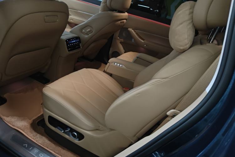 Used Hima AITO M8 2025 Extended-Range Ultra Version 53.4 kWh 6-Seater Edition Left Rear Seat