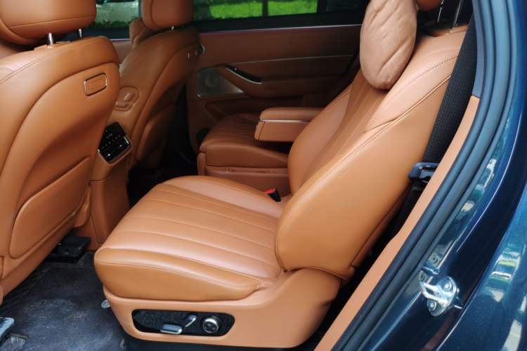 Used Hima AITO M8 2025 Extended-Range Max+ Version 53.4 kWh 6-Seater Edition Left Rear Seat