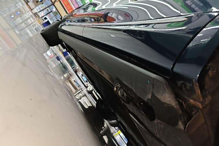 Used Hima AITO M8 2025 Extended-Range Ultra Version 53.4 kWh 5-Seater Edition Left Side Sill