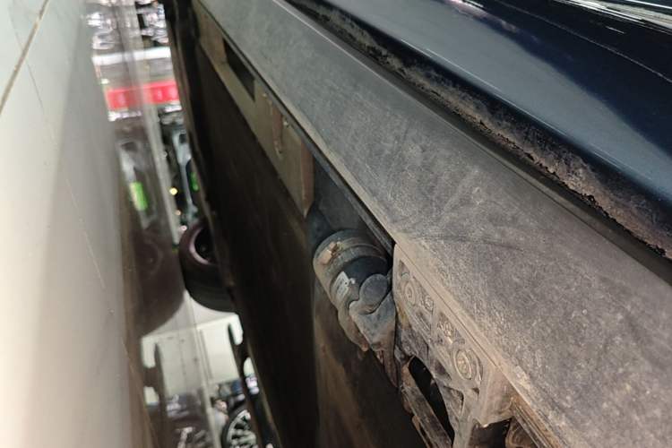 Used Hima AITO M8 2025 Extended-Range Ultra Version 53.4 kWh 5-Seater Edition Left Side Sill