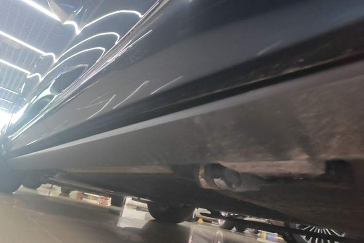 Used Hima AITO M8 2025 Extended-Range Ultra Version 53.4 kWh 5-Seater Edition Left Side Sill