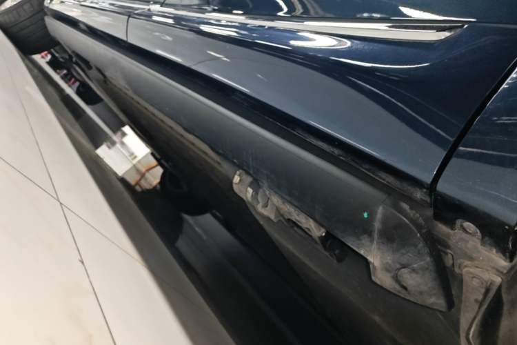 Used Hima AITO M8 2025 Extended-Range Ultra Version 53.4 kWh 6-Seater Edition Left Side Sill