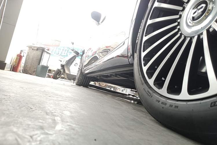 Used Hima AITO M8 2025 Extended-Range Max+ Version 53.4 kWh 5-Seater Edition Left Side Sill