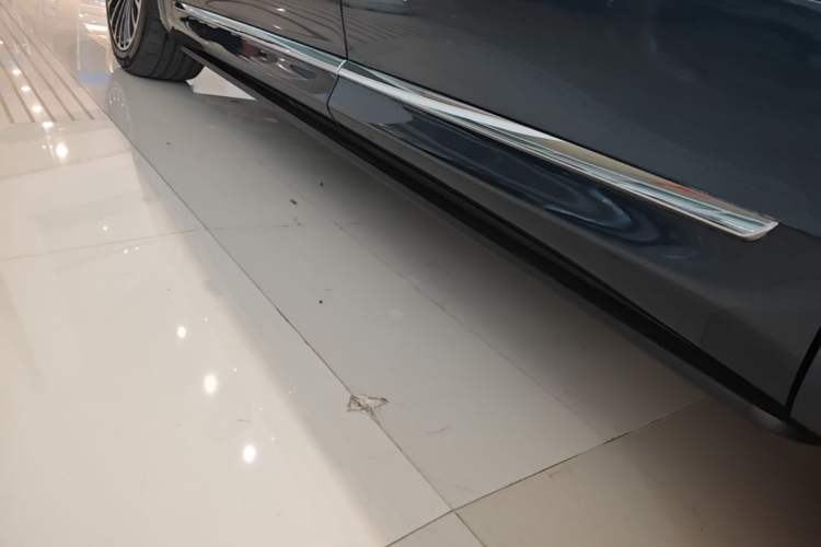 Used Hima AITO M8 2025 Extended-Range Ultra Version 53.4 kWh 5-Seater Edition Left Side Sill