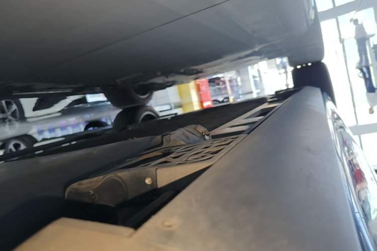 Used Hima AITO M8 2025 Extended-Range Ultra Version 53.4 kWh 5-Seater Edition Left Side Sill