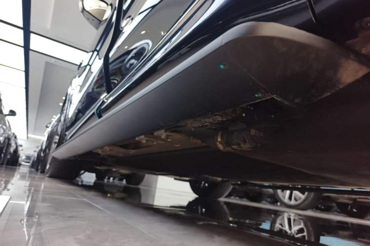 Used Hima AITO M8 2025 Extended-Range Max+ Version 53.4 kWh 5-Seater Edition Left Side Sill