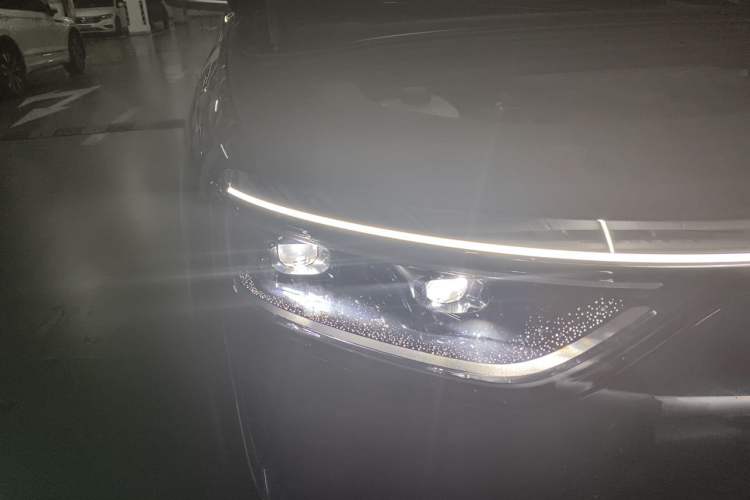 Used Hima AITO M8 2025 Extended-Range Max+ Version 53.4 kWh 6-Seater Edition Right Front Headlight