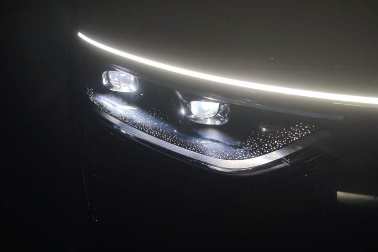 Used Hima AITO M8 2025 Extended-Range Ultra Version 53.4 kWh 5-Seater Edition Right Front Headlight
