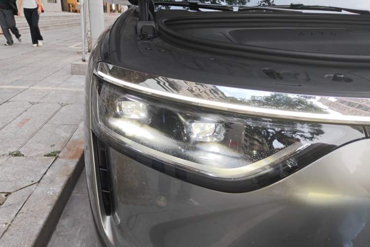 Used Hima AITO M8 2025 Model, Pure Electric Max+ Five-Seat All-Wheel-Drive Version Right Front Headlight