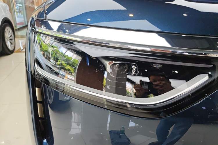 Used Hima AITO M8 2025 Extended-Range Max+ Version 53.4 kWh 6-Seater Edition Right Front Headlight