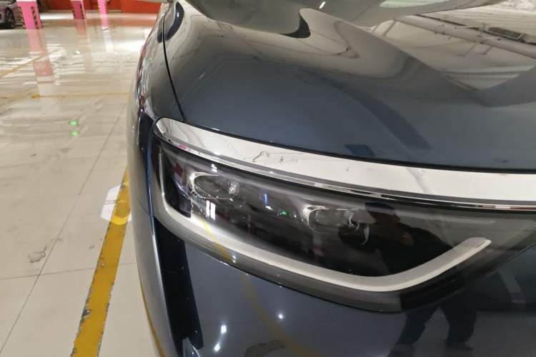Used Hima AITO M8 2025 Extended-Range Ultra Version 53.4 kWh 5-Seater Edition Right Front Headlight
