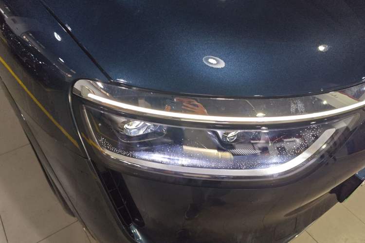 Used Hima AITO M8 2025 Extended-Range Max Version 37 kWh 6-Seater Right Front Headlight