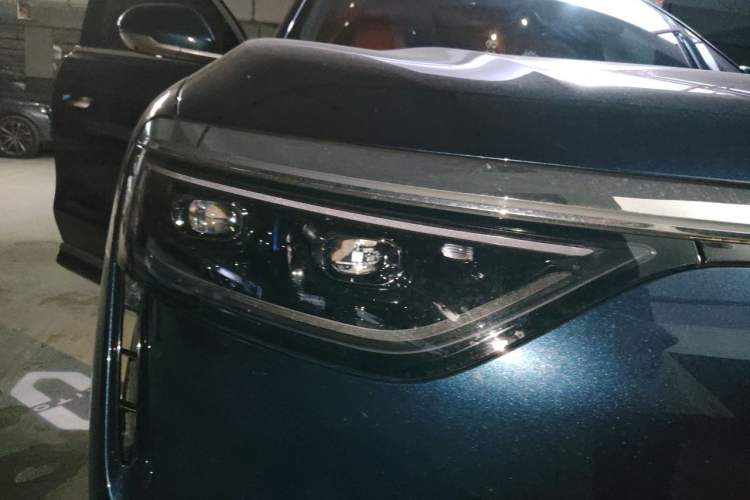 Used Hima AITO M8 2025 Extended-Range Ultra Version 53.4 kWh 6-Seater Edition Right Front Headlight