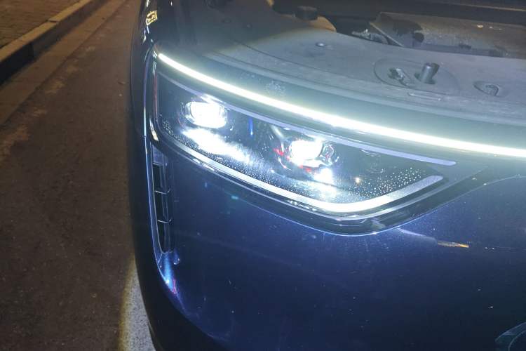 Used Hima AITO M8 2025 Extended-Range Max+ Version 53.4 kWh 5-Seater Edition Right Front Headlight